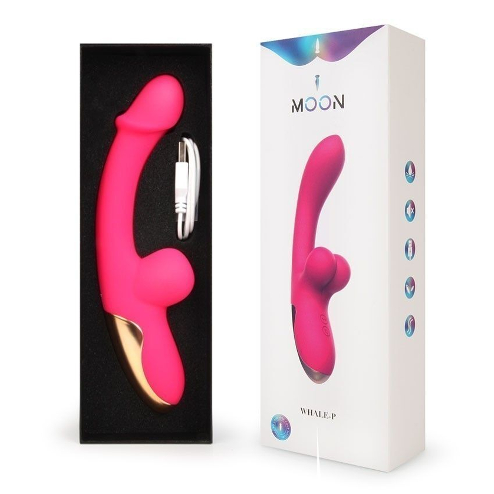 Розовый изогнутый вибромассажёр с имитацией мошонки - 20,4 см. (Цвет: розовый)