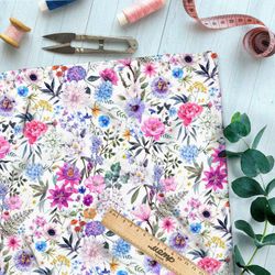 Ткань мембрана мелкие полевые цветы на белом фоне