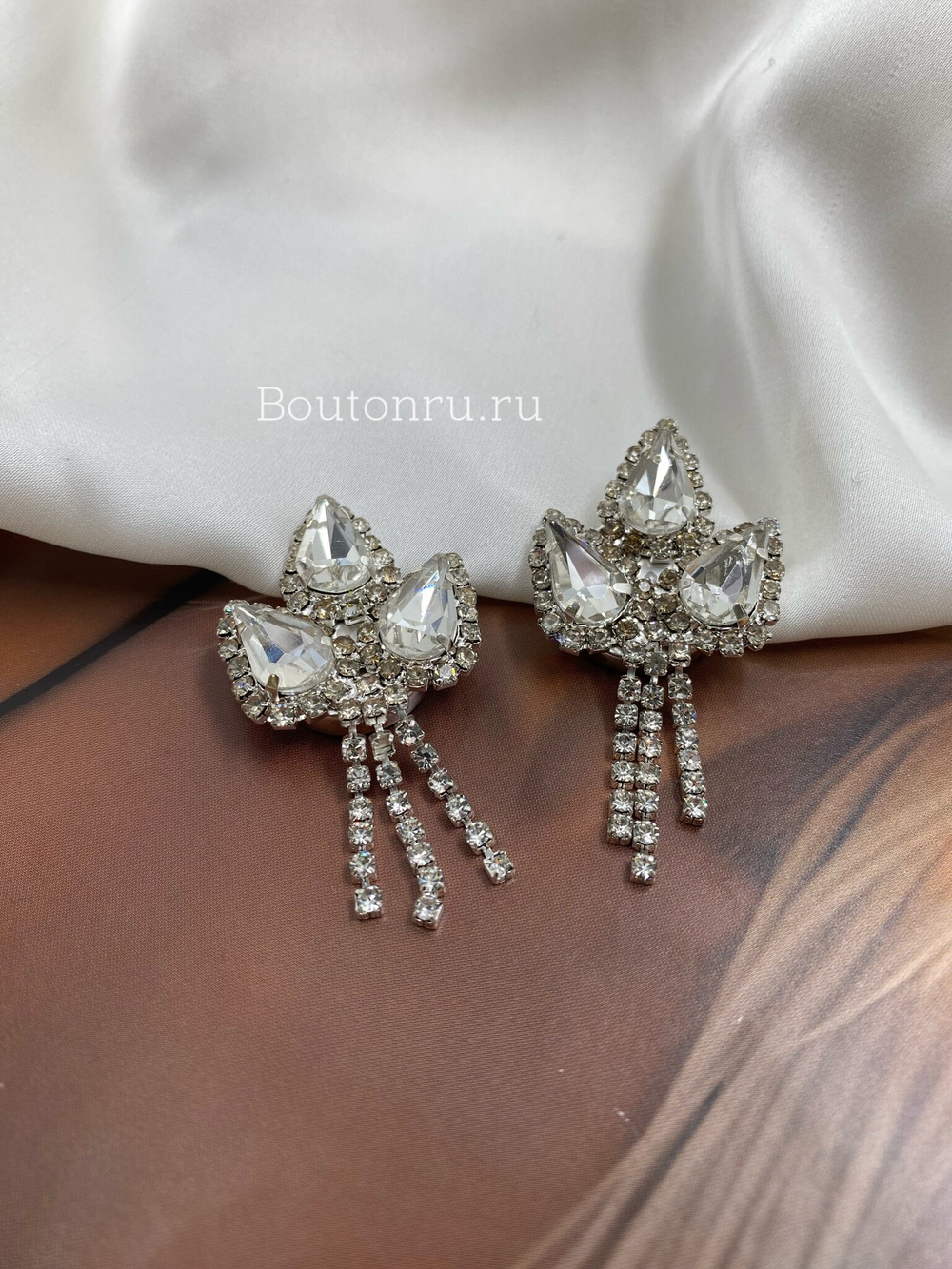 Накладка на пуговицу "Лист" серебристая со стразами скидка