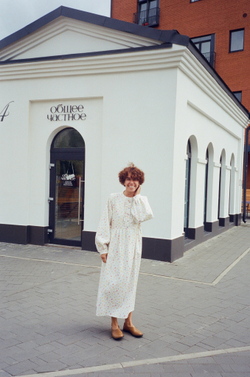 Платье с жабо и длинным рукавом из молочной джинсы в мелкий цветочек