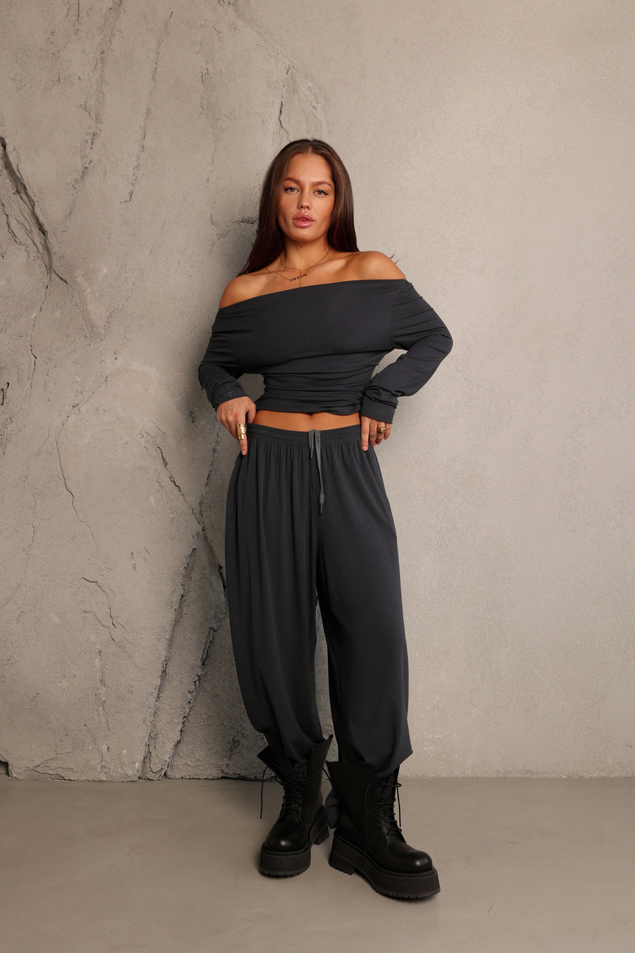 Лонгслив с открытым плечом из тонкого трикотажа