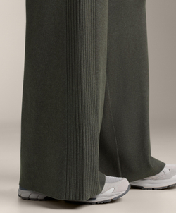 OYSHO Прямые брюки из ребристого трикотажа, зеленый