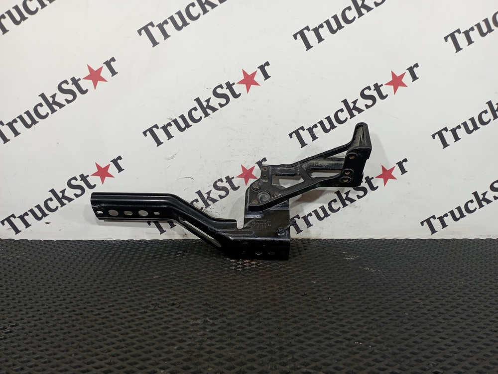 Кронштейн корпуса подножек правого