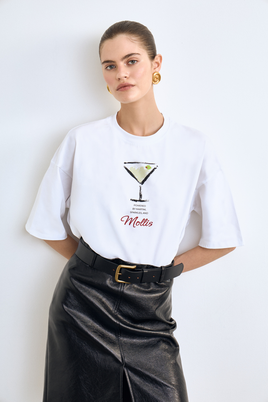 Футболка с принтом "Powered by martini, sparkles, and Mollis"