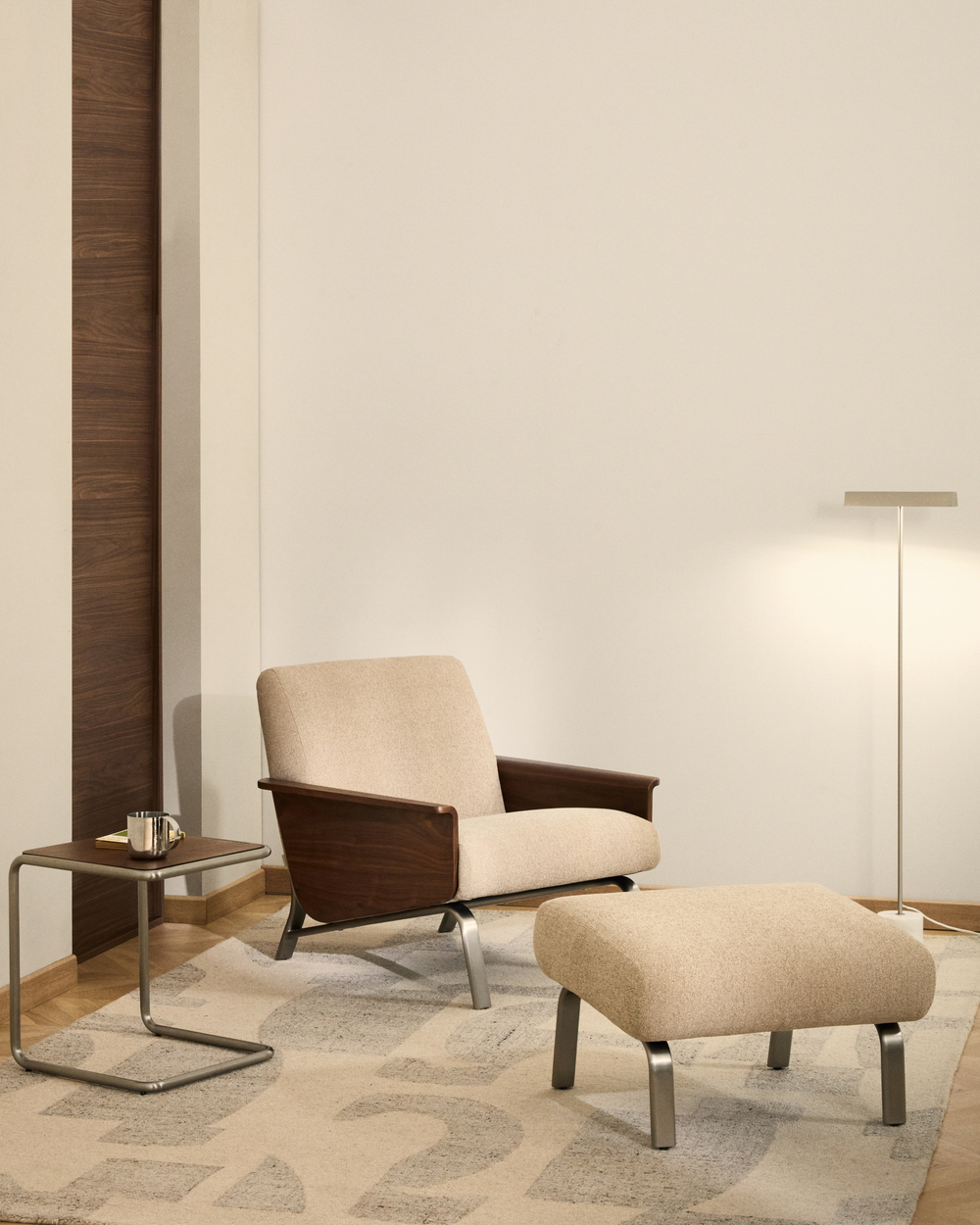 Кресло Amsen светло-коричневое из ореховой фанеры с ножками из стали