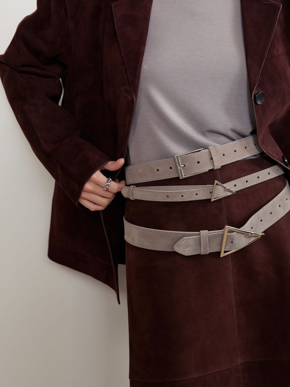 БАЗОВЫЙ ТОНКИЙ РЕМЕНЬ С ТРЕУГОЛЬНОЙ ПРЯЖКОЙ ЗАМША СЕРЫЙ