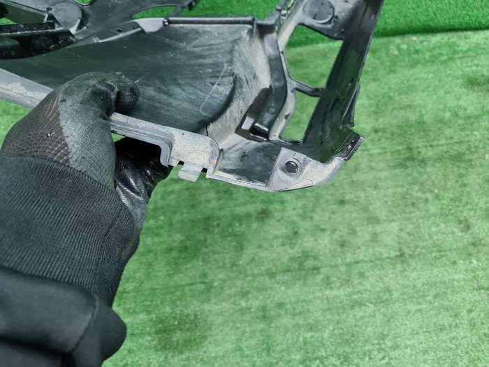 Кронштейн переднего бампера LH BMW 5er G30 (20-23)