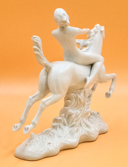 Фарфоровая статуэтка "Огненный всадник" (Feuerreiterin). Фарфор, глазурь. Валлендорф. до 1953 г.