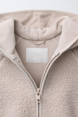 ZARA КУРТКА ИЗ ИСКУССТВЕННОЙ ОВЧИНЫ С КАПЮШОНОМ, ЭКРЮ
