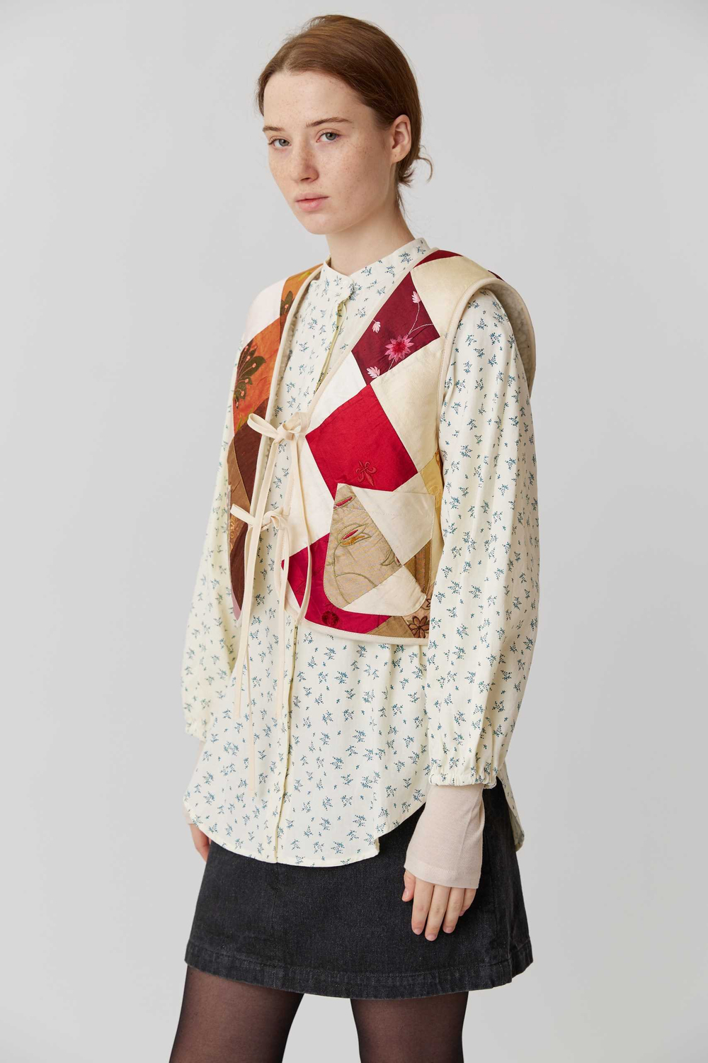 Жилет на двух завязках из шелка с мехом