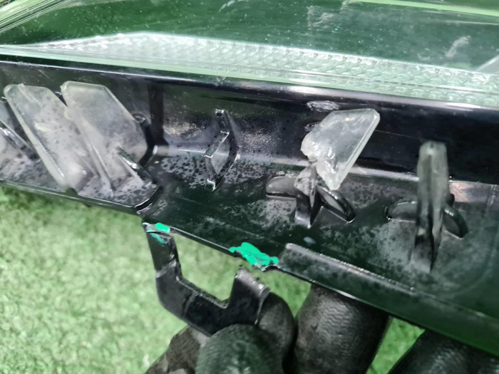 Стекло фары левое Toyota Camry xv70 (2017-н.в.)