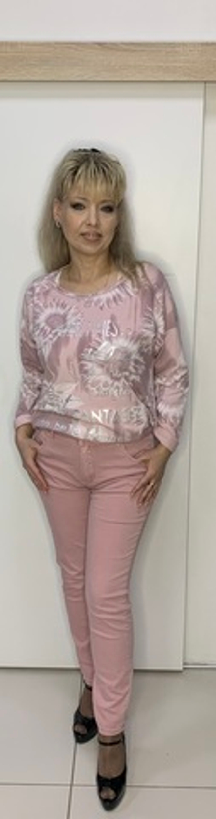 Розовые джинсы