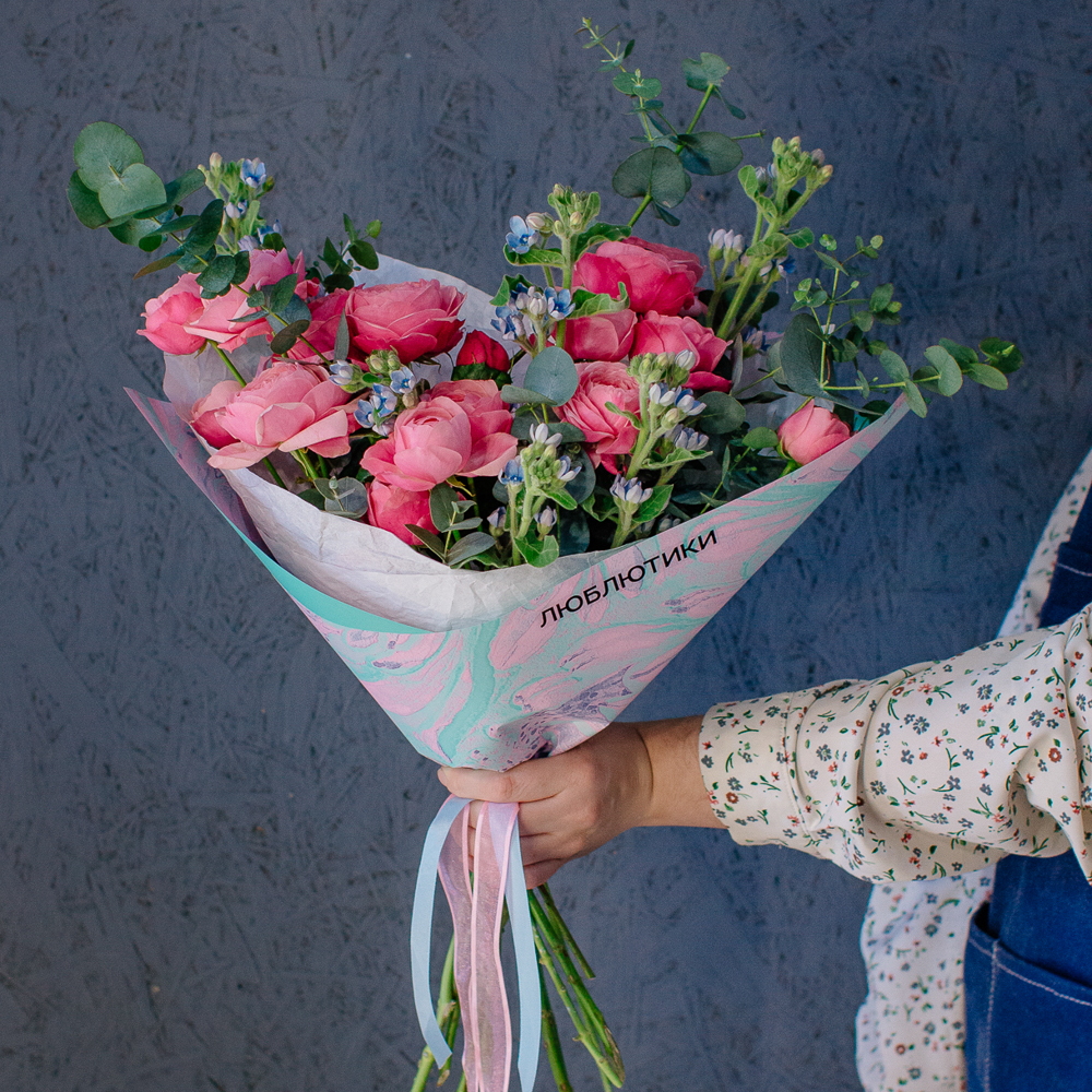 145. Выразительный яркий букет с кустовыми розами и оксипеталумом