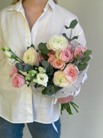 Букет в вазу с пионовидной нежно-розовой кустовой розой