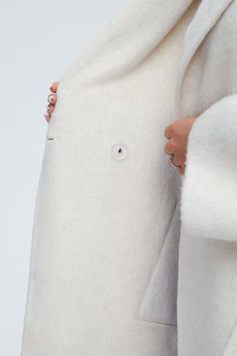 Укороченное пальто с шарфом в молочном цвете