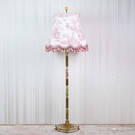 Антикварный торшер с мраморным основанием и розовым тканевым абажуром