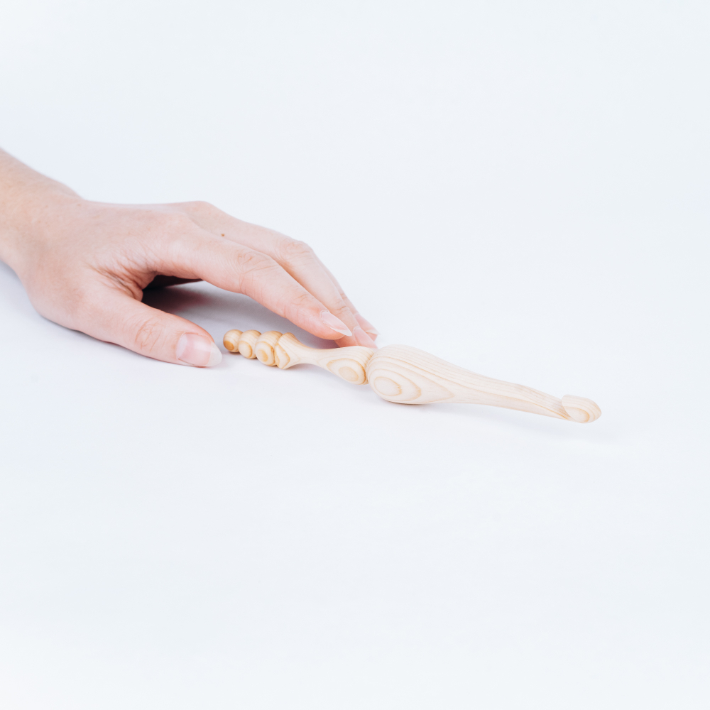 Деревянный крючок для вязания из сибирского кедра 9 мм. K192