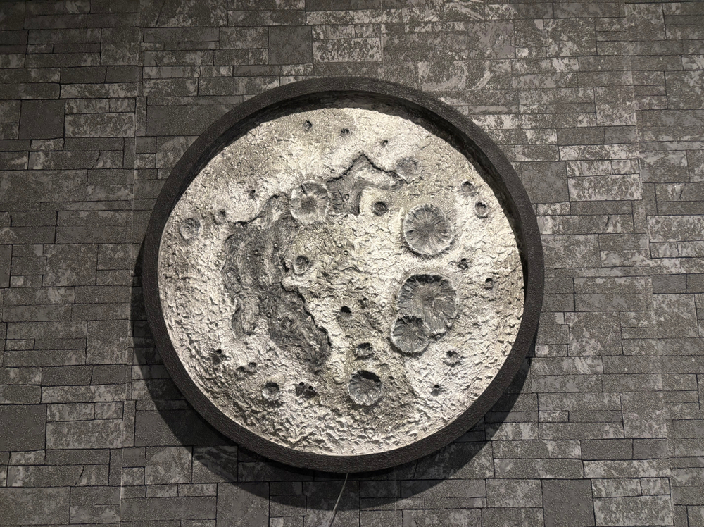 Луна на стене