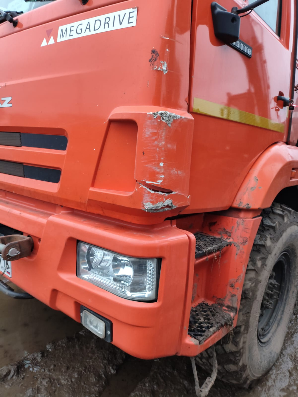 КамАЗ 43118 6x6 Бортовой с КМУ 41K00G-LA (Дизельный, 11,8 л, 300 л.с., МТ)