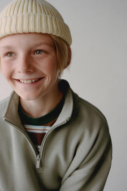 ZARA БАЗОВАЯ ТОЛСТОВКА С НАШИВКОЙ, ОЛИВКОВЫЙ