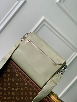 Louis Vuitton Takeoff Messenger