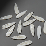 Листочек из белого перламутра речных ракушек, 25*8мм