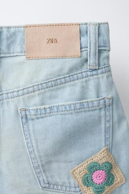 ZARA ДЖИНСОВЫЕ ШОРТЫ С ВЯЗАНЫМИ НАШИВКАМИ, ГОЛУБОЙ
