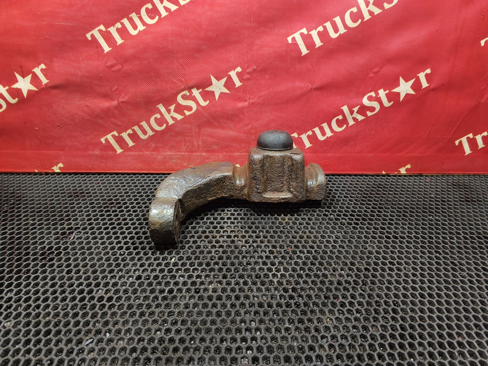 Кронштейн амортизатора переднего