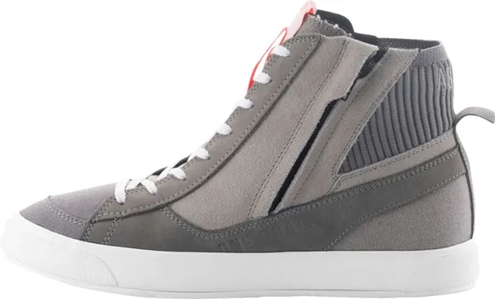 Stated / Серо-красный