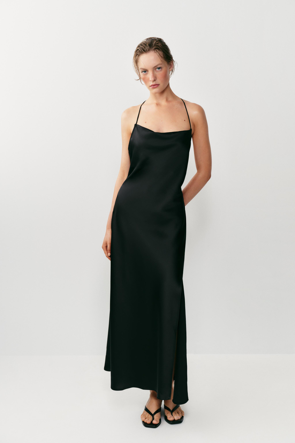 ZARA АТЛАСНОЕ ПЛАТЬЕ С ФУРНИТУРОЙ НА СПИНКЕ, ЧЕРНЫЙ