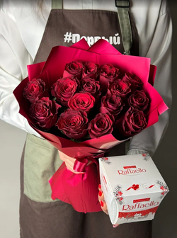 Букет из 15 Кенийских роз 40см с рафаелло