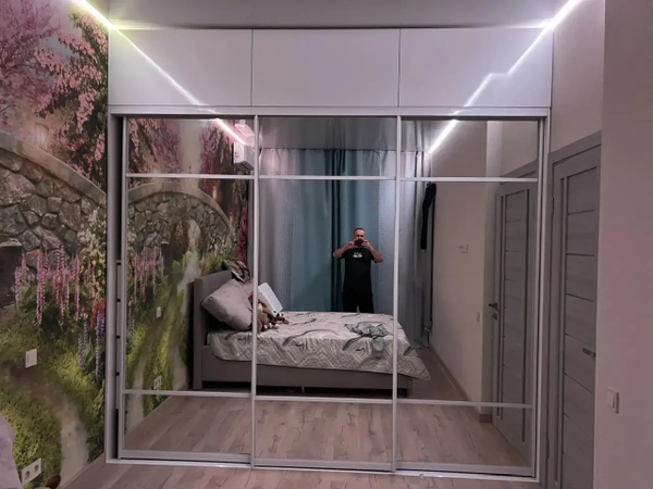 Шкаф-купе за заказ до потолка зеркало/белый глянец