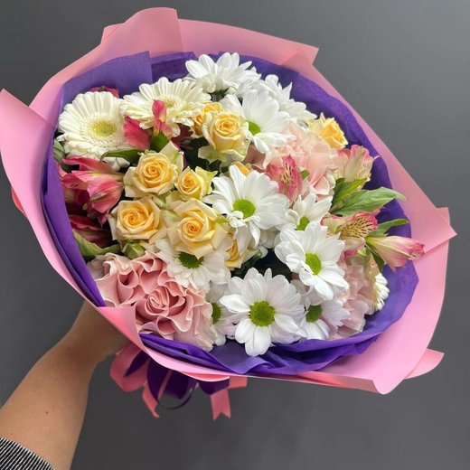 Букет микс в розовом оформлении