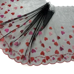 Вышивка на сетке сердечки (правая) 22 см