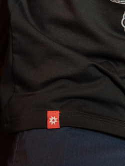 Футболка Варгградъ мужская черная «Кусающий длань»