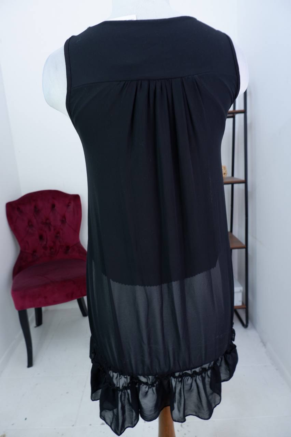 Платье расшитое, что придает нарядности, маркировка L, 48 размер