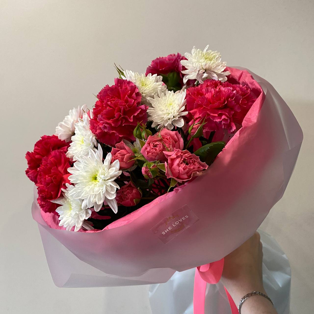 Яркий букет из кустовых хризантем и роз