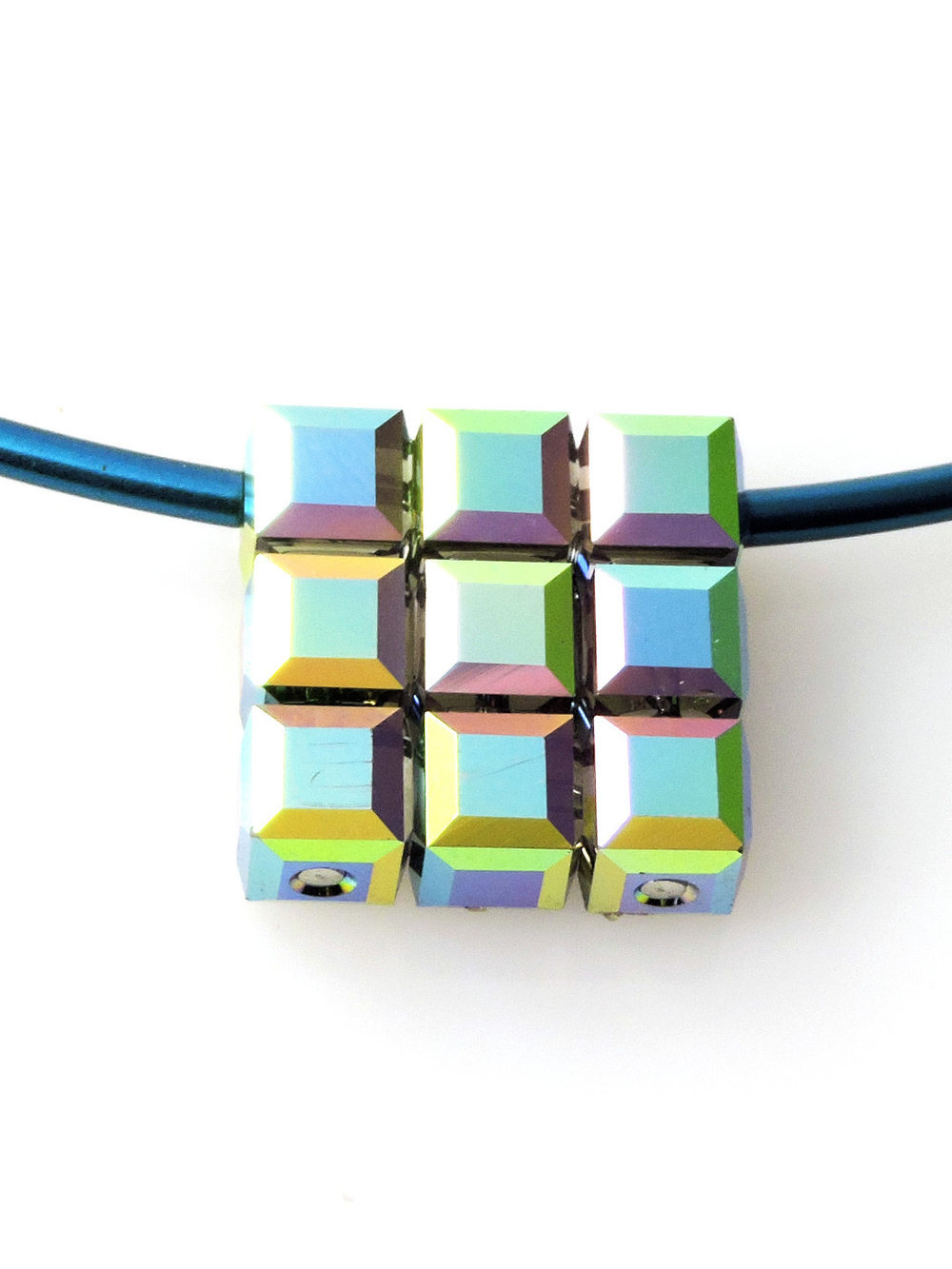 4742/10-1536 Coeur de Lion – очень симпатичное колье. Яркие цветные элементы и кулон из кубов Сваровски.