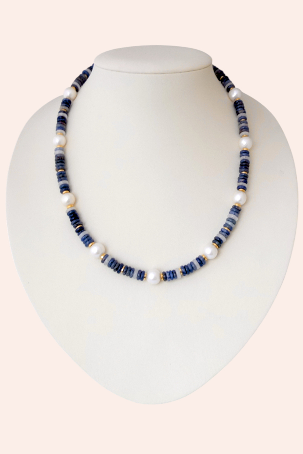 Ожерелье из пресноводного жемчуга и синего содалита