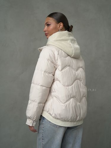 Бежевый пуховик с трикотажной манишкой