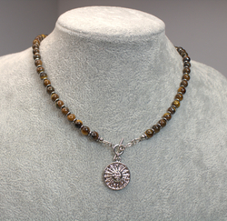 Колье-чокер с тигровым глазом "Солнечный страж"