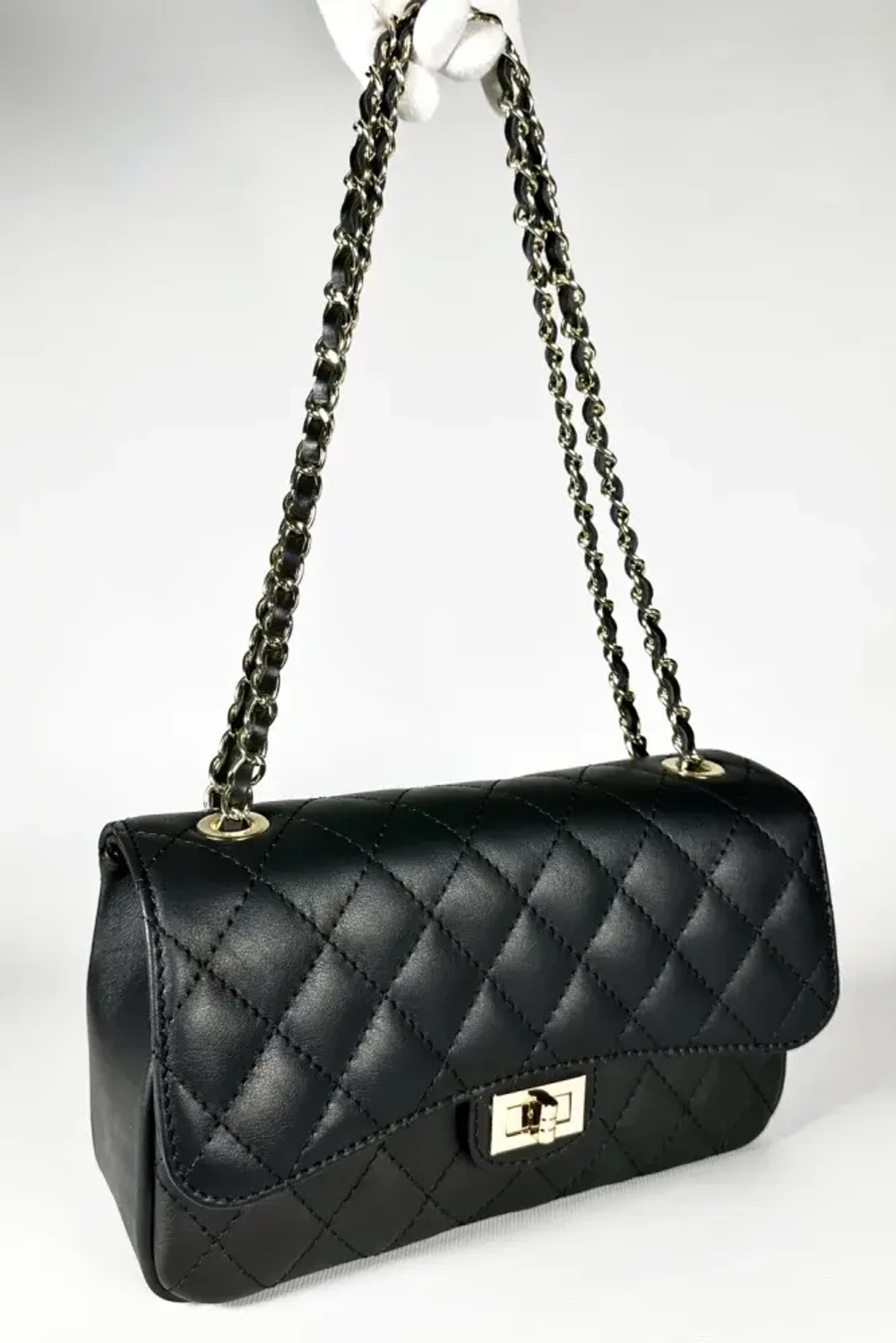 Женская сумка с цепочкой из натуральной кожи черного цвета