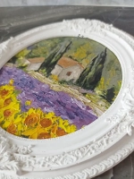 Картина в круглой рамке