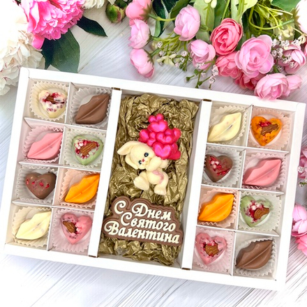 Шоколадный набор: "С Днем Святого Валентина. Зайчик с шариками": шоколадка-надпись и 16 конфет ручной работы