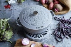 STAUB Чугунная подставка 23 см, красный