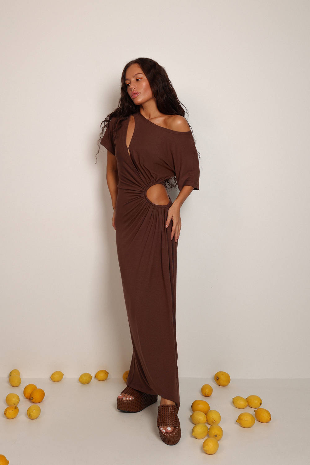 Платье футболка с вырезом