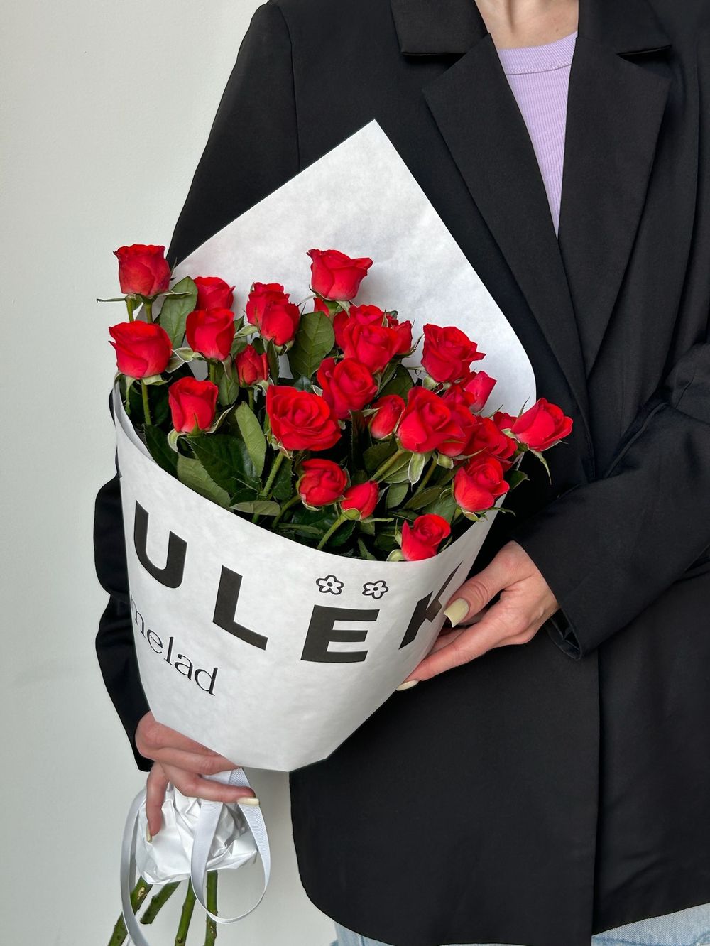 Кулек из кустовых роз в красном оттенке