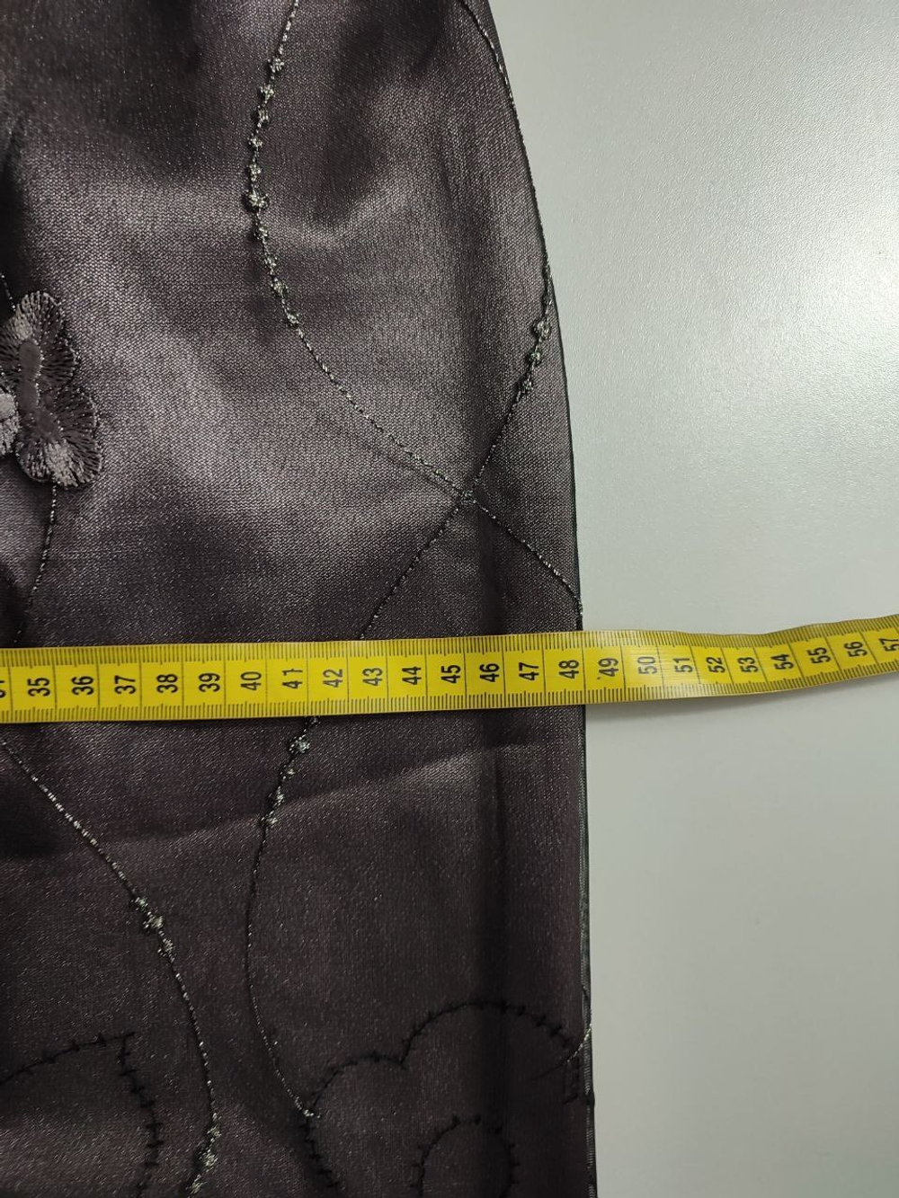 Юбка атласная с вышивкой, визуально 46 размер