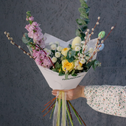170. Нежный весенний букет с маттиолой и вербой