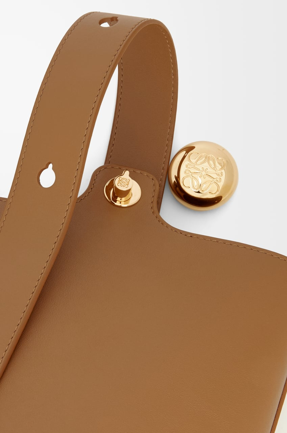 Loewe Мини-сумка-ведро Pebble из гладкой телячьей кожи, светло-коричневый